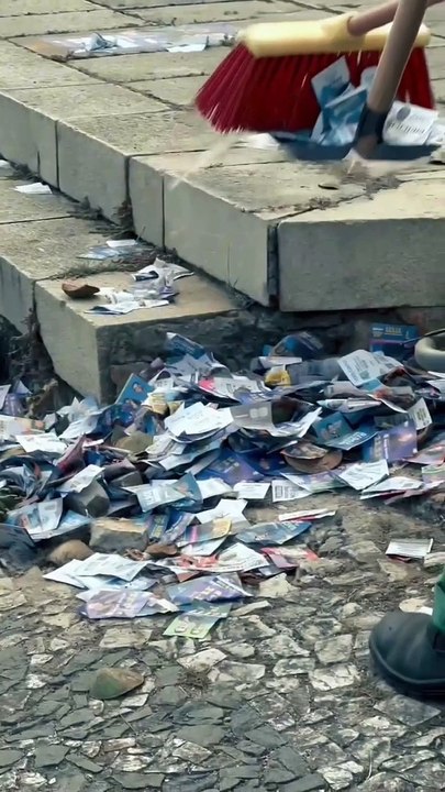 Em dois dias, Limpurb já coletou 165 toneladas de material eleitoral em Salvador; assista