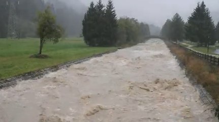 Download Video: Val di Sole, la piena del torrente Vermigliana premi sugli argini