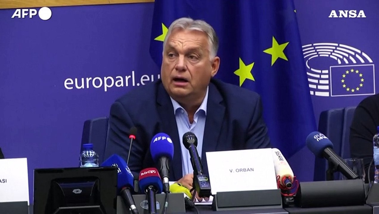 Eurocamera, protesta durante la conferenza stampa di Viktor Orban
