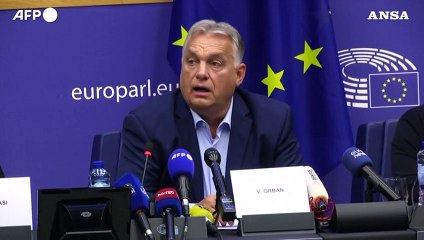 Eurocamera, protesta durante la conferenza stampa di Viktor Orban