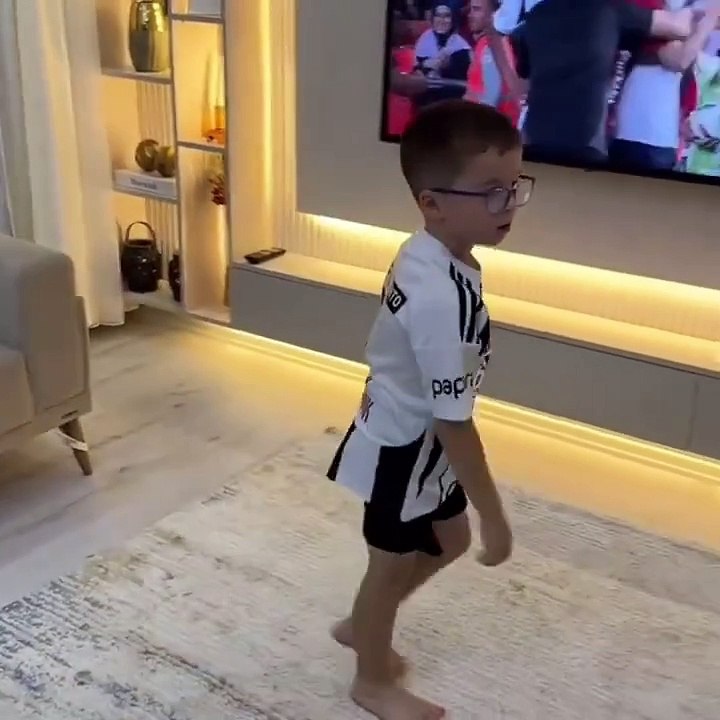 Çocuk, Son Dakika Golünde Televizyona Yastık Fırlattı: Annesi 2 Maç İzlememe Cezası Verdi