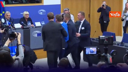 Giovane contestatore si lancia contro Orban al Parlamento Europeo, fermato dalla scorta