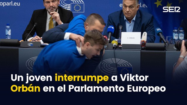 Un hombre interrumpe la rueda de prensa del primer ministro húngaro, Viktor Orbán, en el Parlamento Europeo