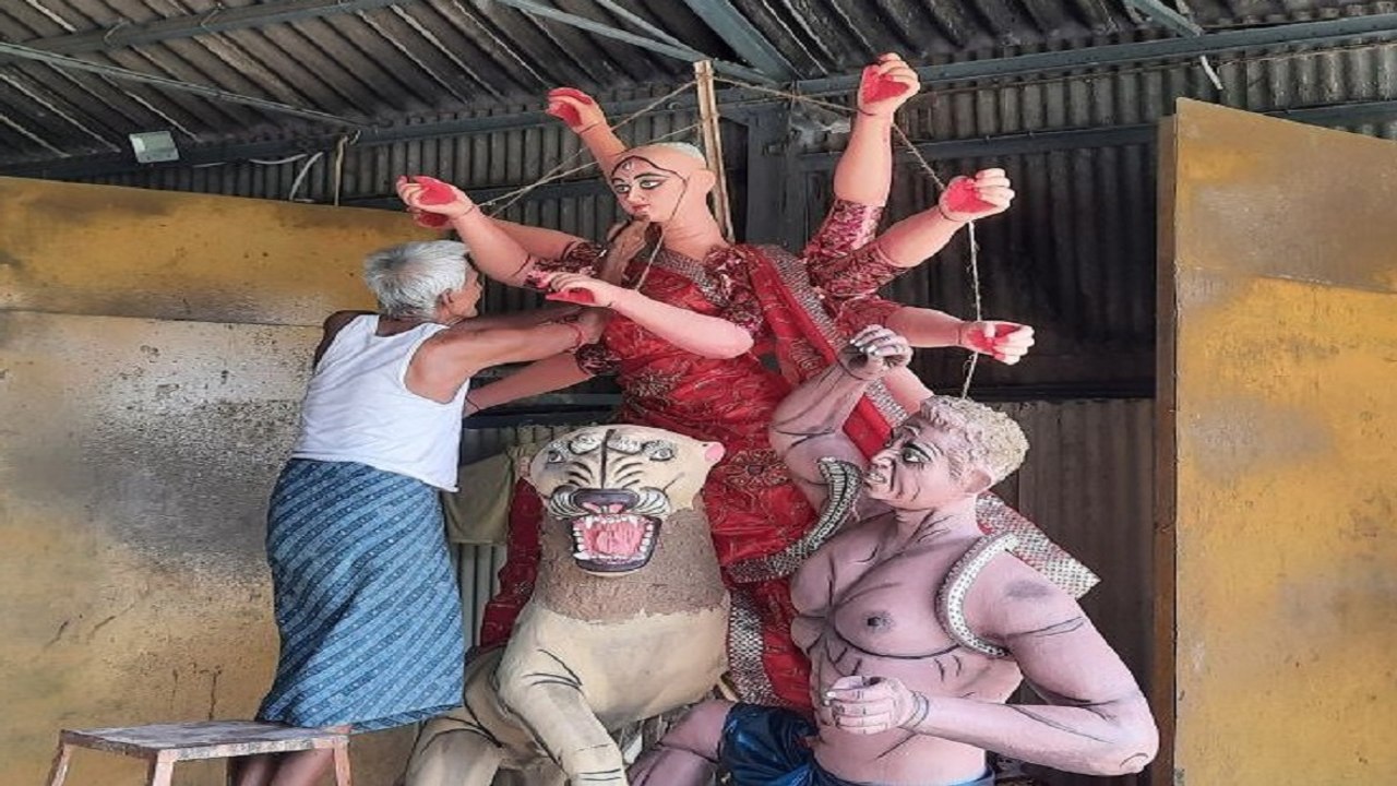 दुर्गापूजा के लिए अहमदाबाद आकर इको फ्रेंडली प्र...