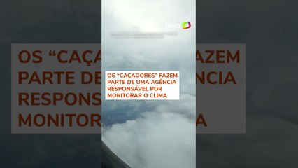 Grupo de 'caçadores' voa dentro do olho do furacão Milton para coletar dados #shorts
