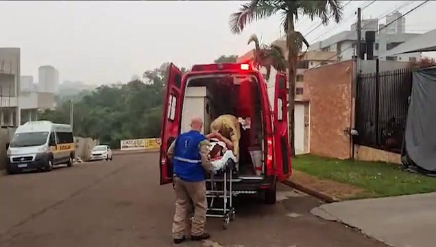 Idoso de 64 anos sofre queda de escada e precisa do atendimento do Siate
