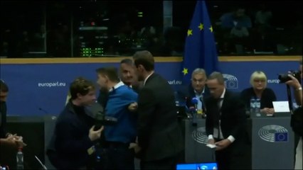 Un activista interrumpe a Orban acusándole de venderse a Rusia y China