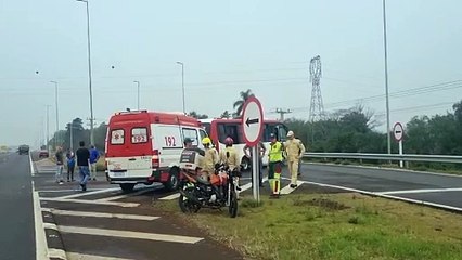 Motociclista fica ferido ao colidir contra ônibus na BR-277, em Cascavel