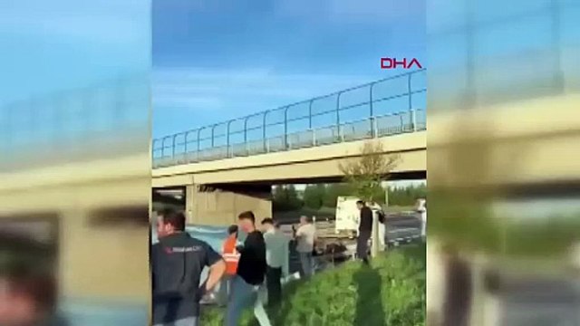 İstanbul-Silivri'de TEM Otoyolu'nda bariyerlere çarpan TIR'ın dorsesi yola devrildi