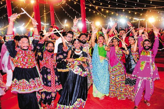 नवरात्र में जमकर खेला गरबा, शहरवासी उमड़े