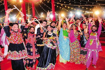 नवरात्र में जमकर खेला गरबा, शहरवासी उमड़े