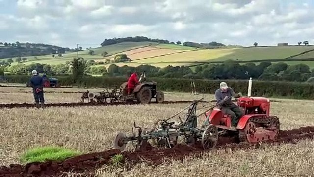 Vintage tractors competing at the Mid Devon Ploughing Match, video by Alan Quick IMG_4560