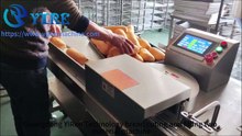 双色汉堡切割夹心Two color hamburger cutting and filling machine.