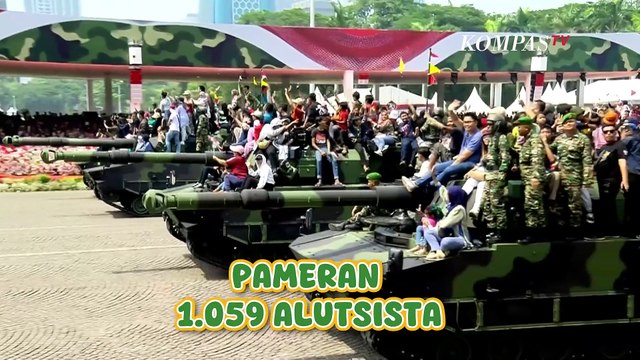 Seru! Kemeriahan Warga Hadiri HUT Ke-79 TNI di Monas, Ada Turis Mancanegara Juga!
