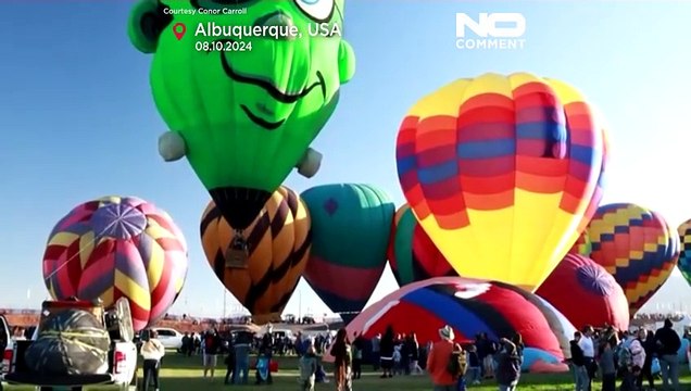 پرواز بالن‌های رنگارنگ بر فراز آسمان آبی ایالت نیومکزیکو در آمریکا