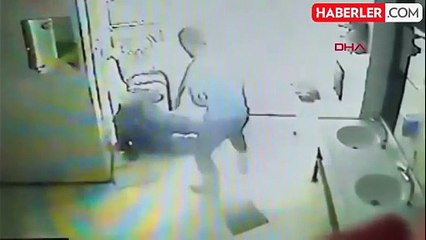 Camide Gönüllü Temizlik Yapan Yaşlı Adam Sopayla Darp Edildi