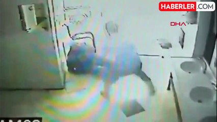 Camide Gönüllü Temizlik Yapan Yaşlı Adam Sopayla Darp Edildi