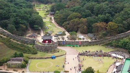 성곽길 돌며 가을 산책...전북 고창 모양성제 닷새간 열려 / YTN