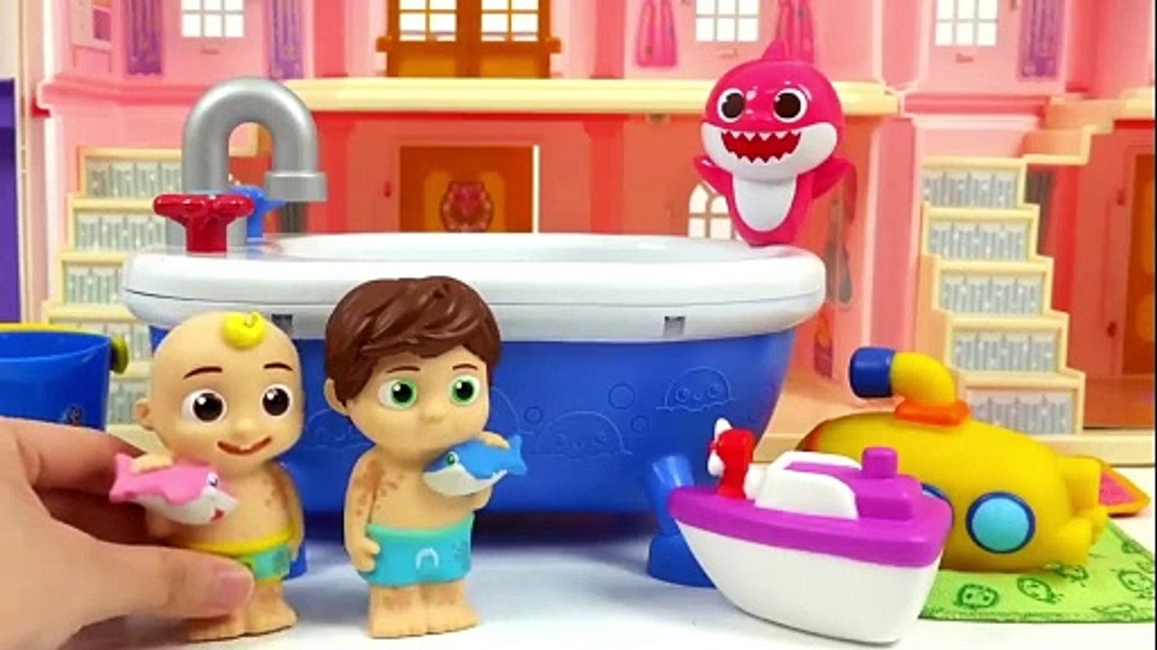 Come and give Shark and Cocoa a bath!