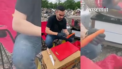 Çöplükte yaşayan aç ve susuz köpekleri unutmadı! Bir adam köpeklere...