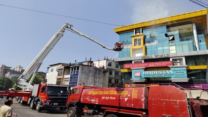 Video herunterladen: जयपुर: आग की लपटों से घिरा रॉयल वर्ल्ड मॉल, दहशत में आए लोग, वीडियो में देखें खौफनाक मंजर