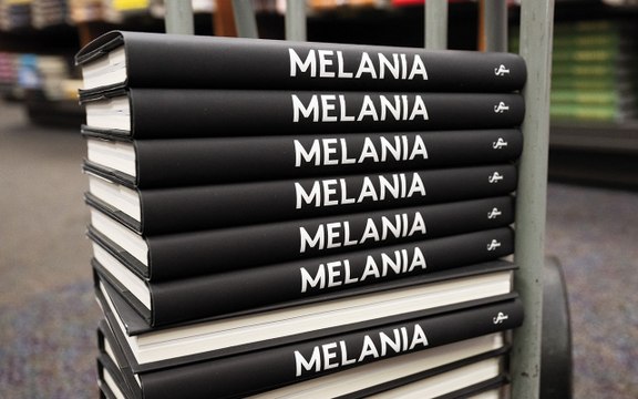 È uscito in USA il libro di Melania Trump: «È il perfetto regalo di Natale», consiglia Donald Trump