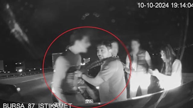 Baba ile oğlu, hasta taşıyan ambulansın önünü kesip sürücüyü darbetti