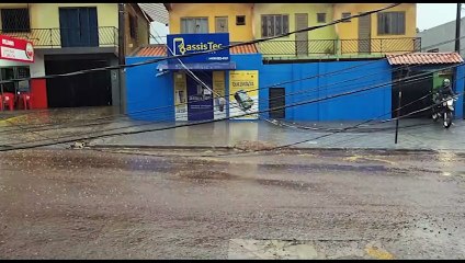Mais um poste é derrubado em acidente de trânsito em Cascavel