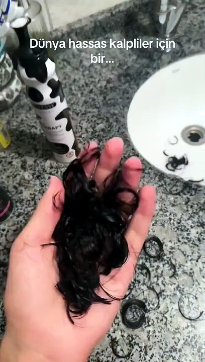 Saçları Yüzünden Katil Sanılan Genç Çareyi Saçlarını Kestirmekte Buldu