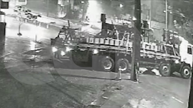 Vídeo mostra caminhão descendo a rua na contramão e batendo contra poste