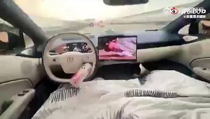 Auto chino en piloto automático va a 100 km/h mientras el conductor ve una serie