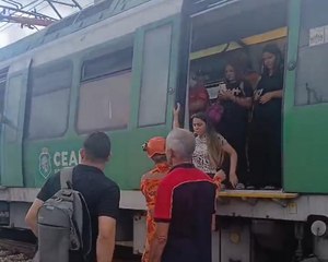 Passageiros descem do metros após trem ficar parado entre estações