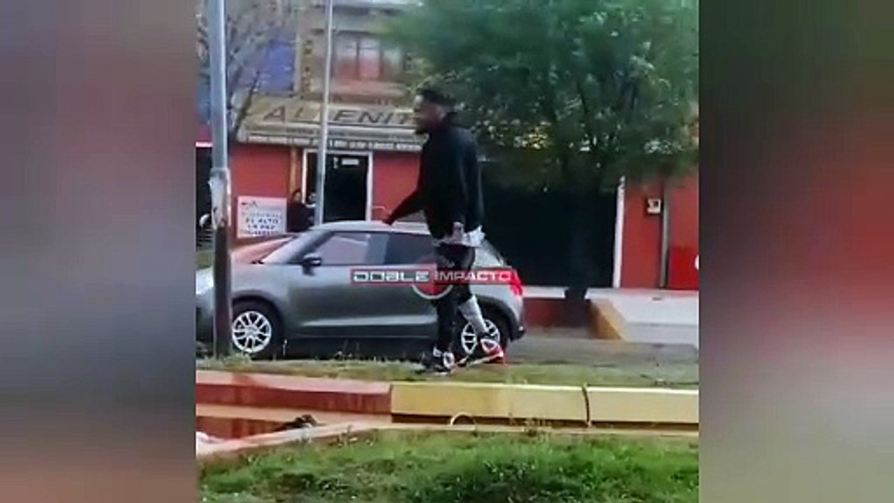 Malabarista extranjero pelea por su espacio con personas en situación de calle"