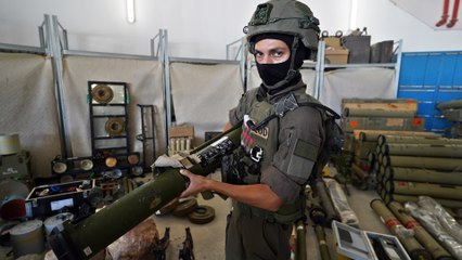 Israel saca pecho del arsenal incautado a Hizbulá en su incursión terrestre en el Líbano