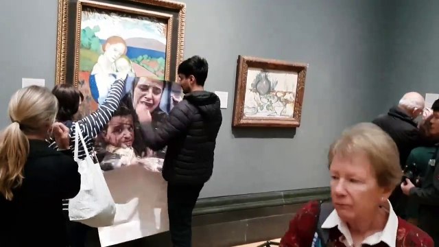 Ativistas pró-Gaza 'atacam' quadro de Picasso e derramam tinta vermelha