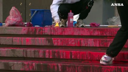 Vernice rossa davanti al Consiglio Provinciale di Bolzano, forse per 7 ottobre