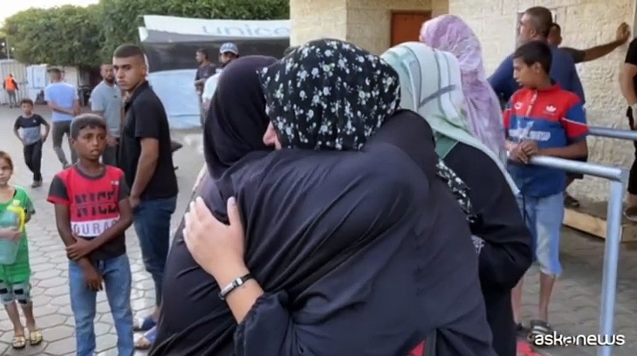 Gaza, palestinesi piangono i loro cari all'ospedale di Al-Aqsa