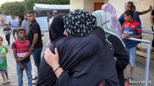 Gaza, palestinesi piangono i loro cari all'ospedale di Al-Aqsa