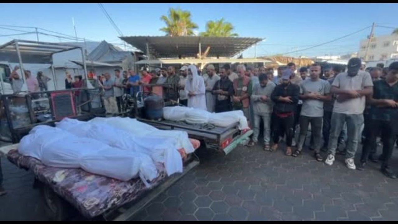 Gaza, palestinesi piangono i loro cari all'ospedale di Al-Aqsa