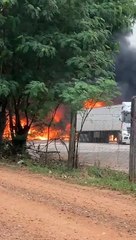 Seis caminhões foram destruídos em incêndio que atingiu pátio de empresa em Umuarama