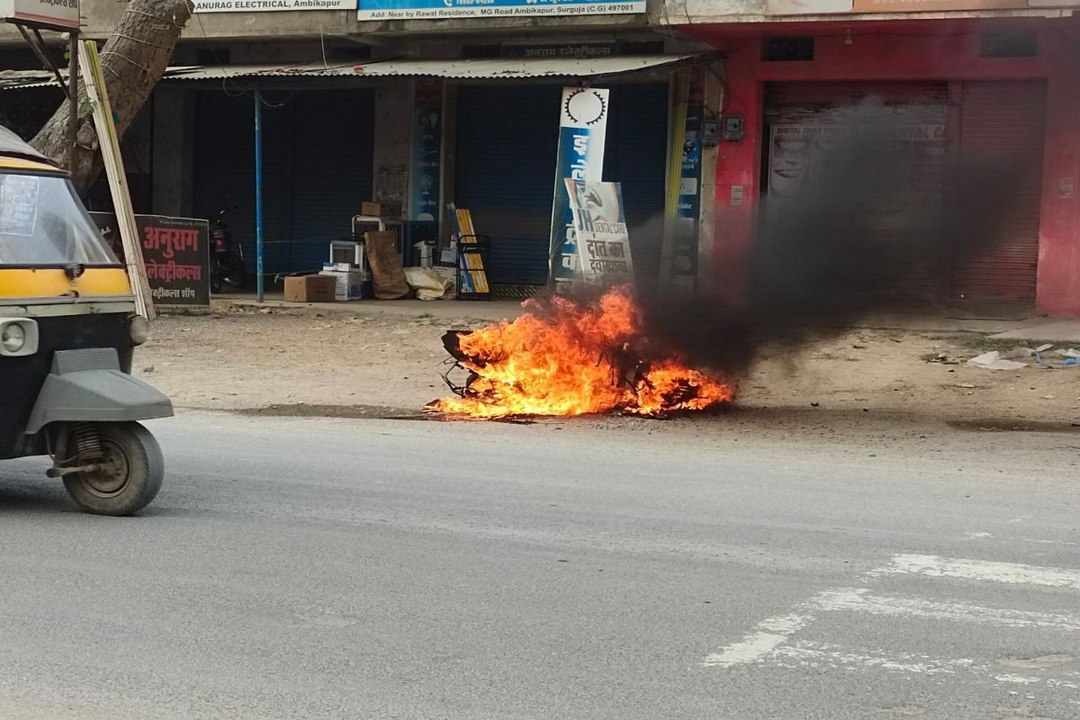 Fire in scooty: एनएच पर चलती स्कूटी में लग गई आ...