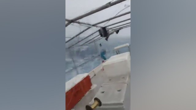 Mexican fishermen bravely confront Hurricane Milton in the open sea