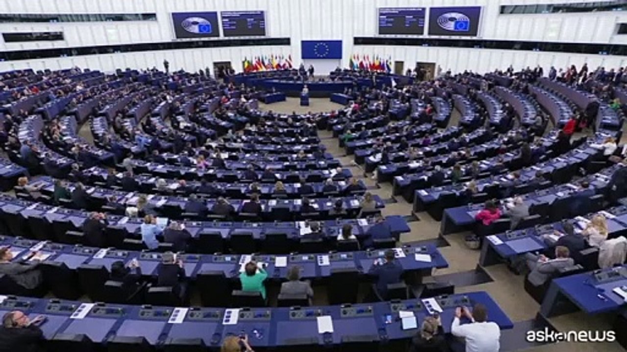 I cori di "Bella ciao" contro Orban durante la plenaria a Strasburgo