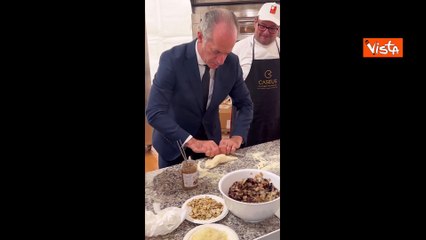 Zaia prepara un calzone fritto alla fiera Caseus Italy di Piazzola sul Brenta
