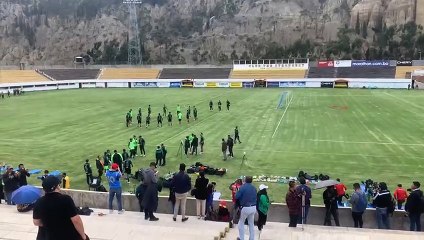 Bolivia cerró prácticas bajo el calor de un centenar de hinchas en Achumani