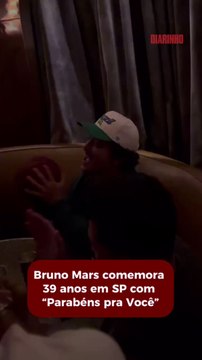 Bruno Mars comemora niver com bolo e “Parabéns para Você”