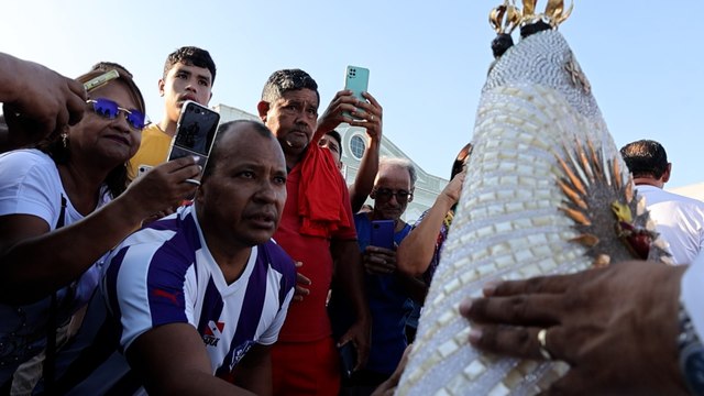 Fiéis participam de vigília de 48 horas em preparação para o Círio