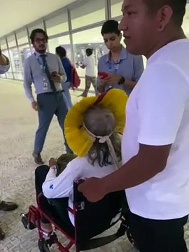 Raoni vem ao Planalto para pedir encontro com Lula, é recebido por representantes do governo e deve marcar encontro amanhã