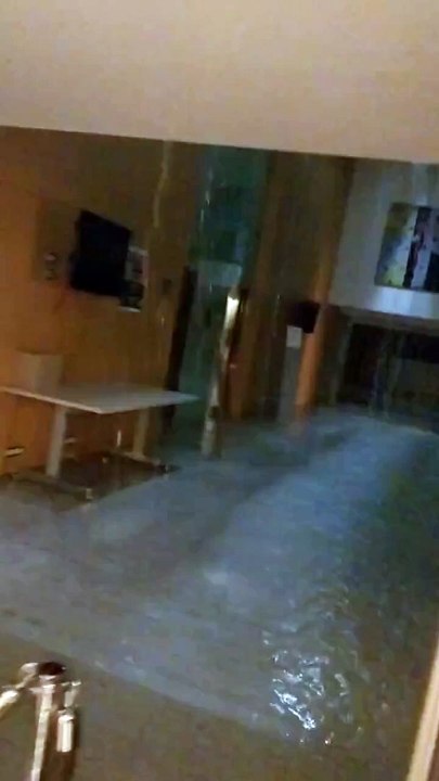 Ce soir, l’Assemblée Nationale est inondée à cause des fortes pluies.