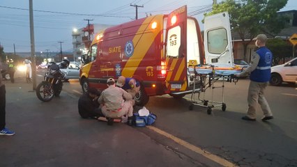 Jovem de 21 anos fica ferido após acidente na Rua Jacarezinho esquina com a Rua Londrina